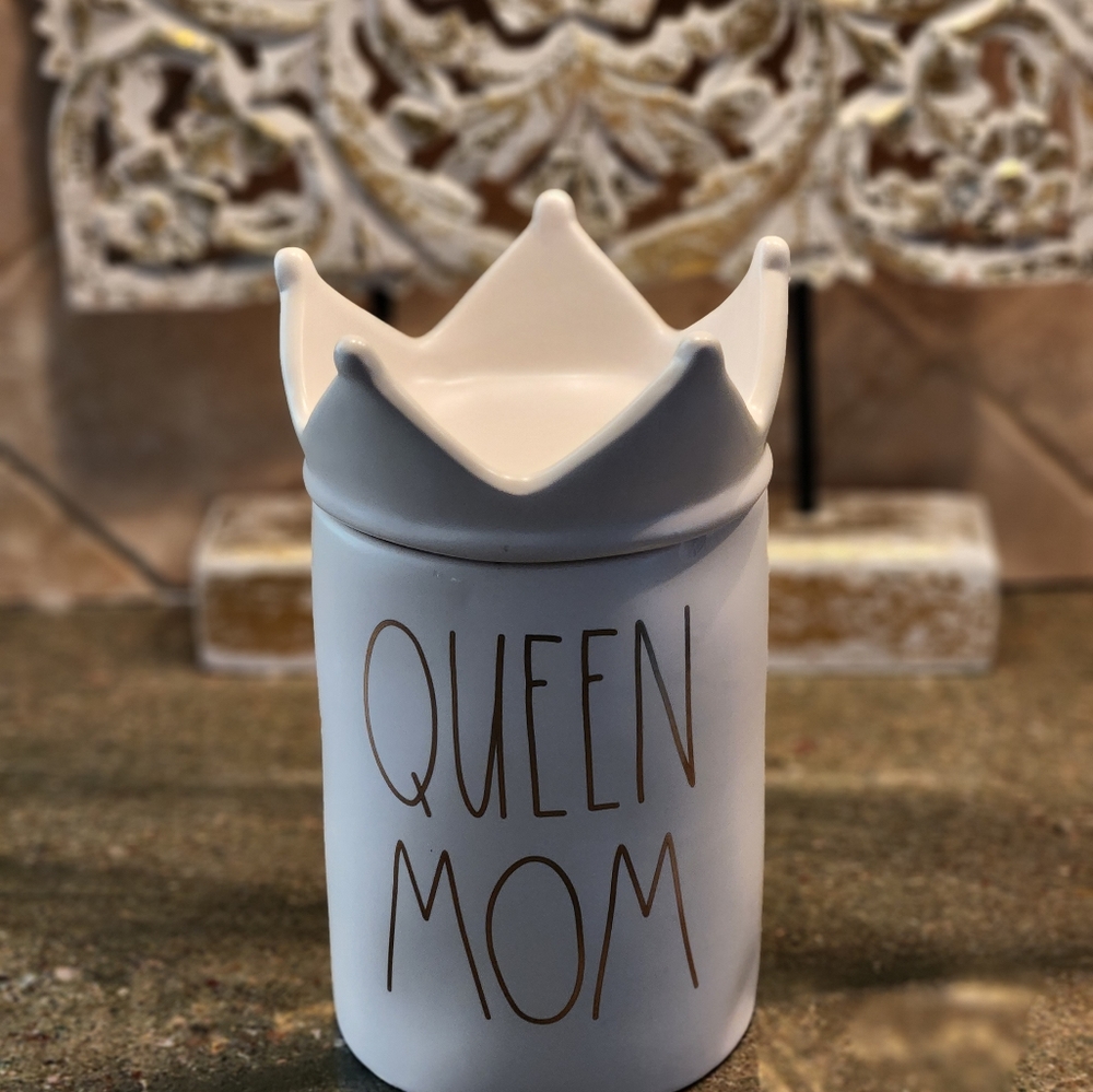 Rae Dunn Queen Mom Scented Candle *NEW*
